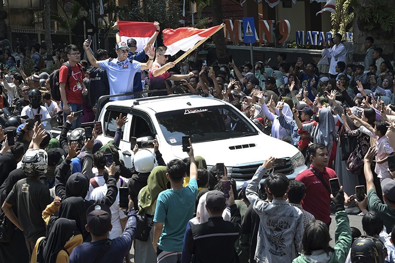 Pembalap Naik Mobil Bak Bawa Bendera Merah Putih saat Parade MotoGP Mandalika - Bagian 1