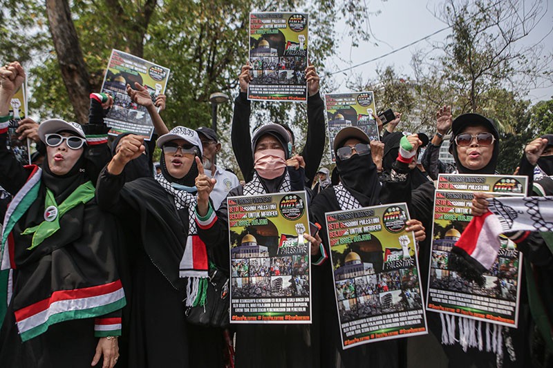 Aksi Tuntut Palestina Merdeka, Massa Sholat Berjemaah di Depan Kedubes AS - Bagian 2