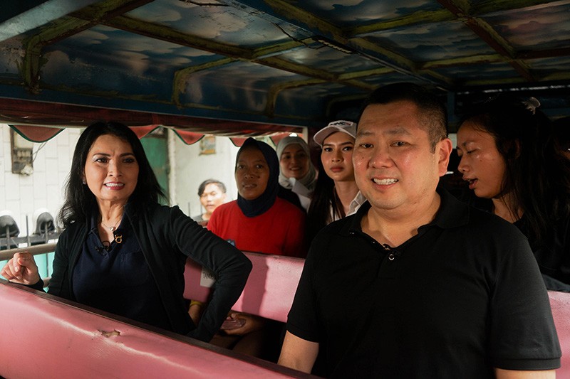 Momen Hangat Liliana Tanoesoedibjo Peluk Seorang Ibu Penerima Hadiah Uang Kaget - Bagian 5