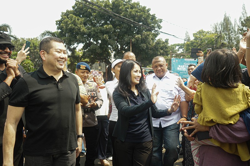 Momen Hangat Liliana Tanoesoedibjo Peluk Seorang Ibu Penerima Hadiah Uang Kaget - Bagian 7