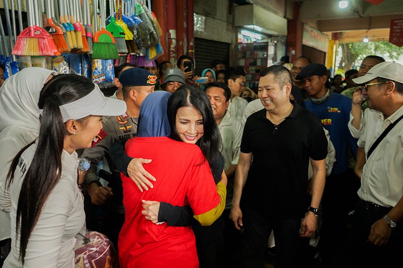 Momen Hangat Liliana Tanoesoedibjo Peluk Seorang Ibu Penerima Hadiah Uang Kaget - Bagian 1
