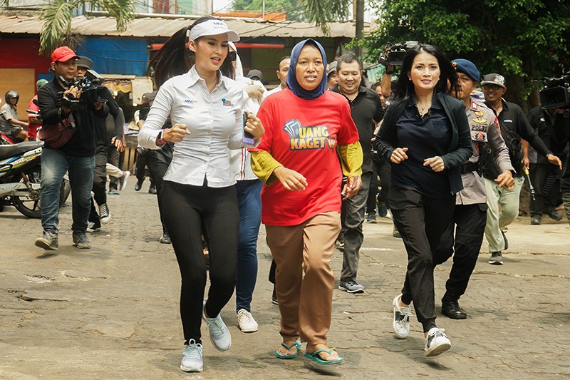 Momen Hangat Liliana Tanoesoedibjo Peluk Seorang Ibu Penerima Hadiah Uang Kaget - Bagian 2