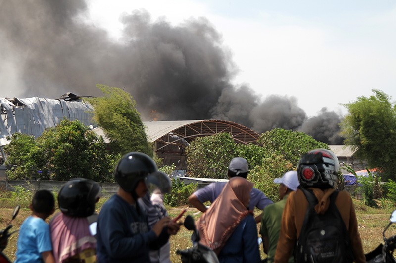 Kebakaran, Pabrik Tisu di Mojokerto Ludes Dilalap Api  - Bagian 3