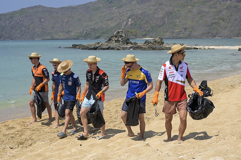 Foto-Foto Pembalap MotoGP Bersihkan Pantai Kuta Mandalika Lombok Tengah - Bagian 1