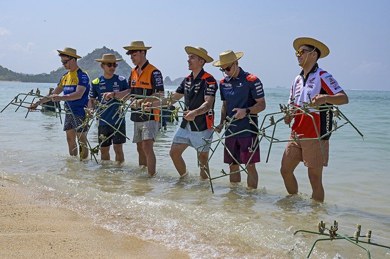 Foto-Foto Pembalap MotoGP Bersihkan Pantai Kuta Mandalika Lombok Tengah - Bagian 2