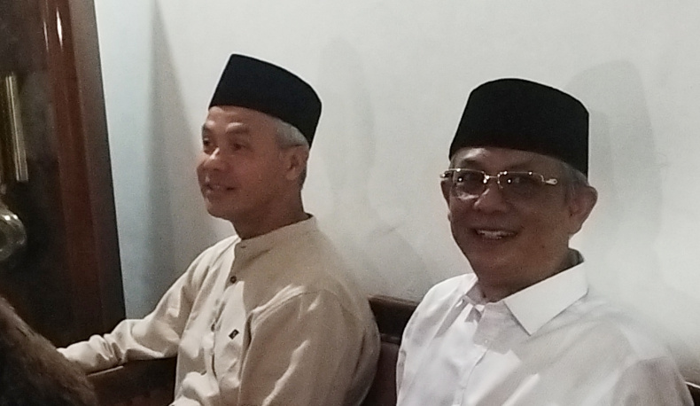 Senyum Ganjar Bertemu Pengasuh Ponpes Al Hikam Malang saat Listrik Padam