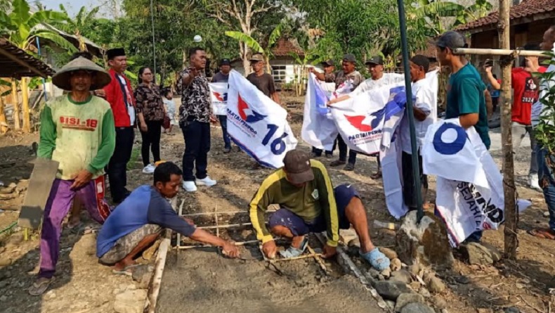 Bacaleg Partai Perindo Terjun ke Masyarakat Desa di Grobogan Sosialisasikan KTA Berasuransi