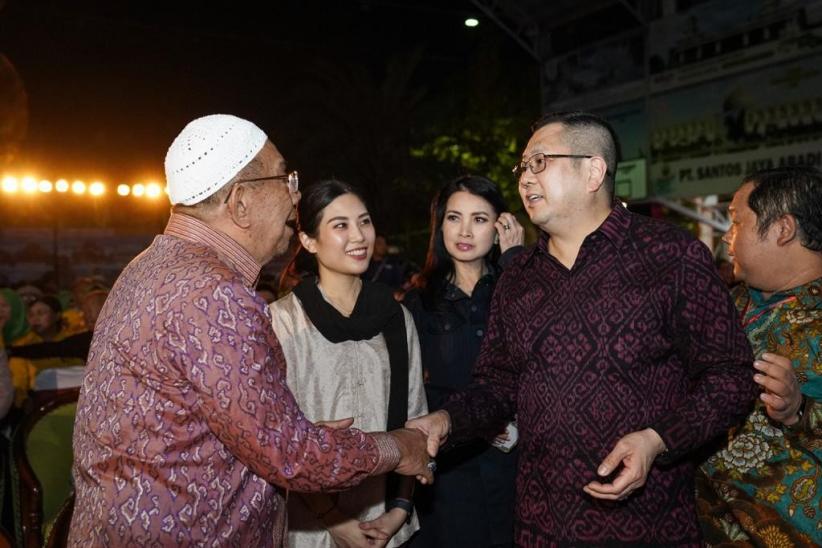 Kunjungi Masjid Cheng Hoo dan Diterima Sebagai Keluarga, Ganjar Dapat Songkok dari Muslim Tionghoa - Bagian 3