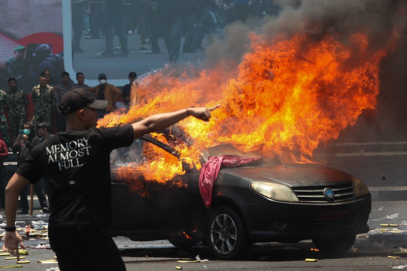Massa Anarkistis Bakar Mobil di Surabaya - Bagian 1