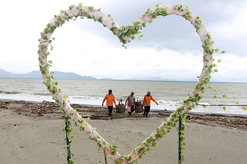 Pantai Wisata Gampong Jawa Tercemar Sampah Kayu - Bagian 1