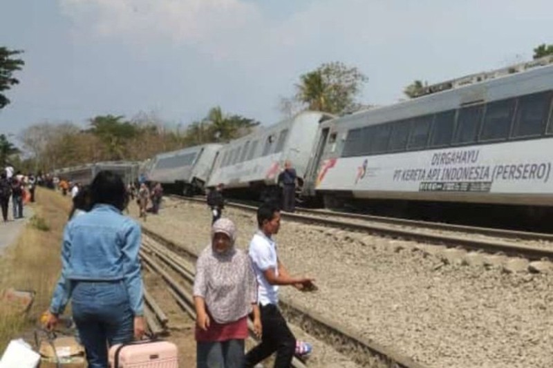 Kecelakaan KA Argo Semeru, Sejumlah Gerbong Terguling Keluar Lintasan - Bagian 2