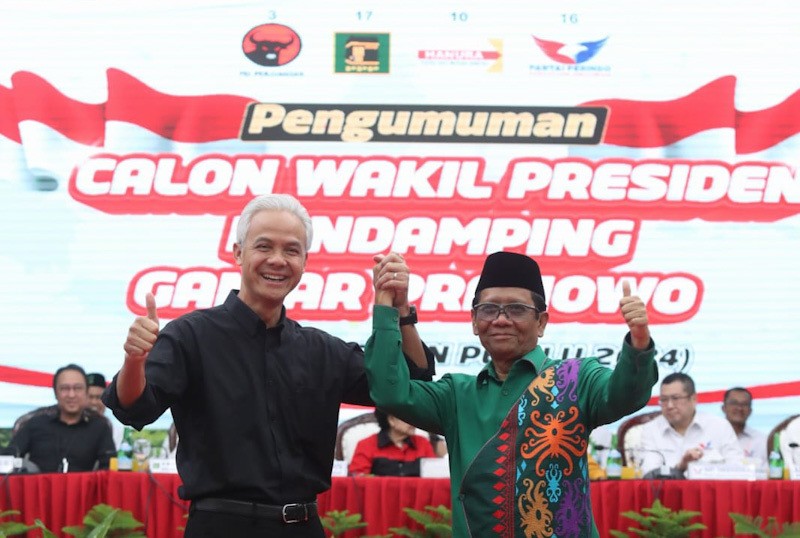 Momen Ganjar-Mahfud MD Bergandengan Tangan Deklarasi Capres Cawapres - Bagian 1