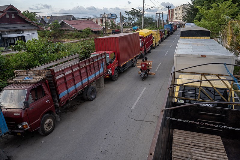 Antrean Panjang Truk Isi Solar di Palu, Sopir Menunggu 24 Jam Lebih - Bagian 1
