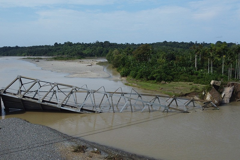 Jembatan Rangka Baja Ambruk di Nagan Raya, Warga Harus Memutar 40 Km - Bagian 4