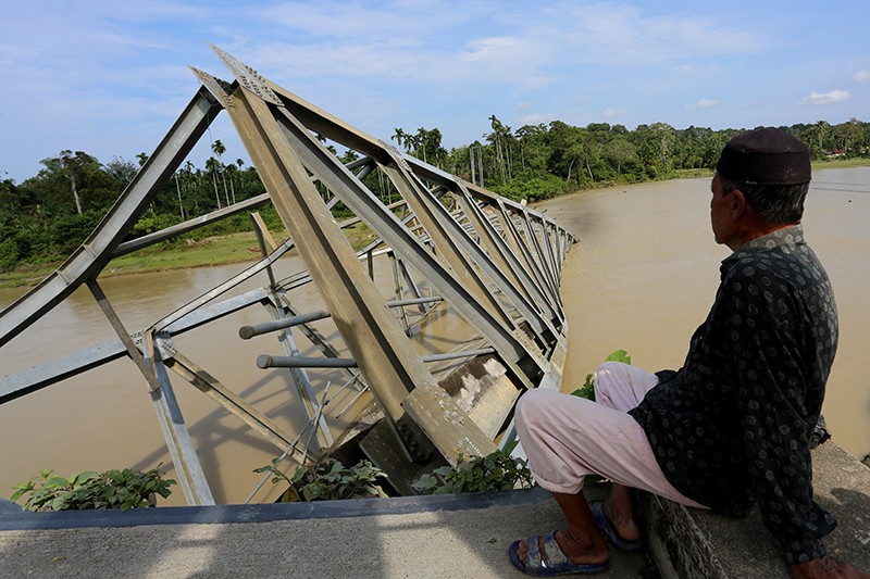 Jembatan Rangka Baja Ambruk di Nagan Raya, Warga Harus Memutar 40 Km - Bagian 1