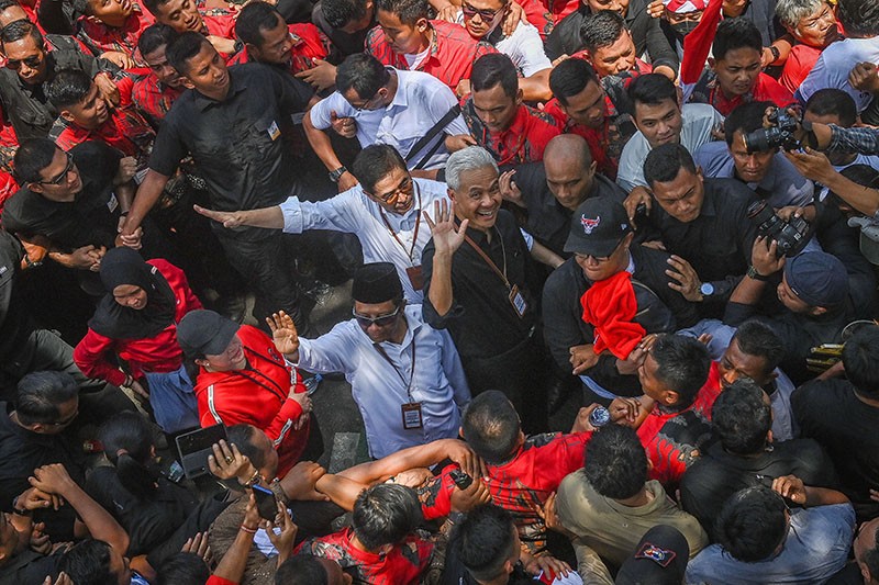 Ribuan Pendukung Iringi Ganjar-Mahfud Daftar Capres Cawapres ke KPU - Bagian 1