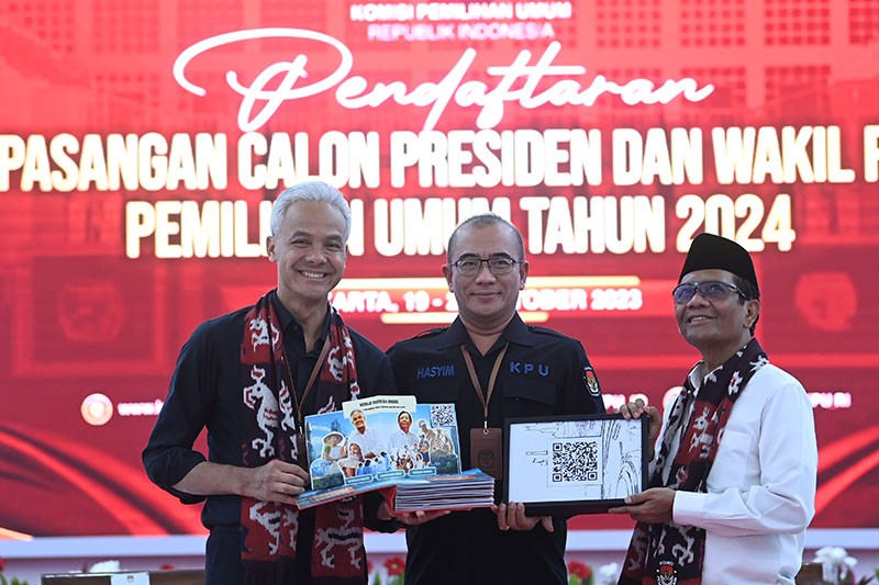 Ganjar-Mahfud Serahkan Berkas Pendaftaran Capres Cawapres - Bagian 2