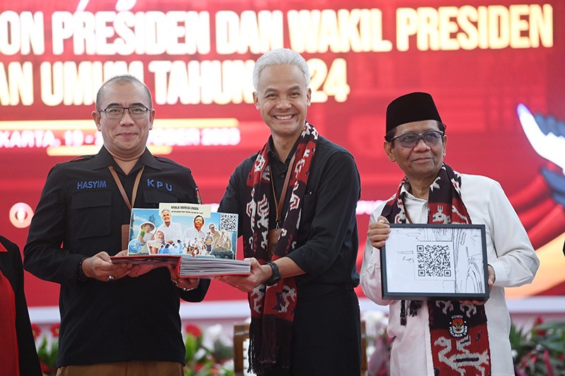 Ganjar-Mahfud Serahkan Berkas Pendaftaran Capres Cawapres - Bagian 1