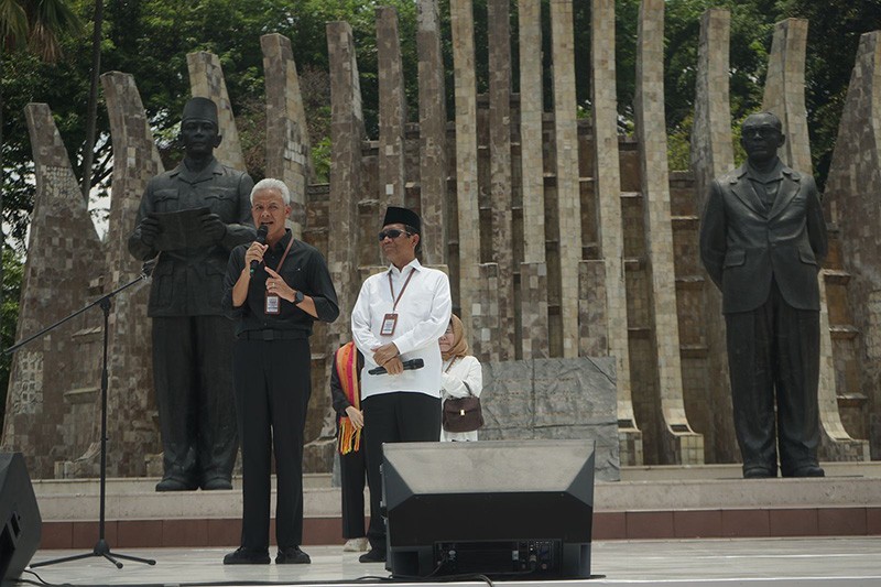 Bismillah, Ganjar Pranowo - Mahfud MD Bersiap Berangkat ke KPU - Bagian 2