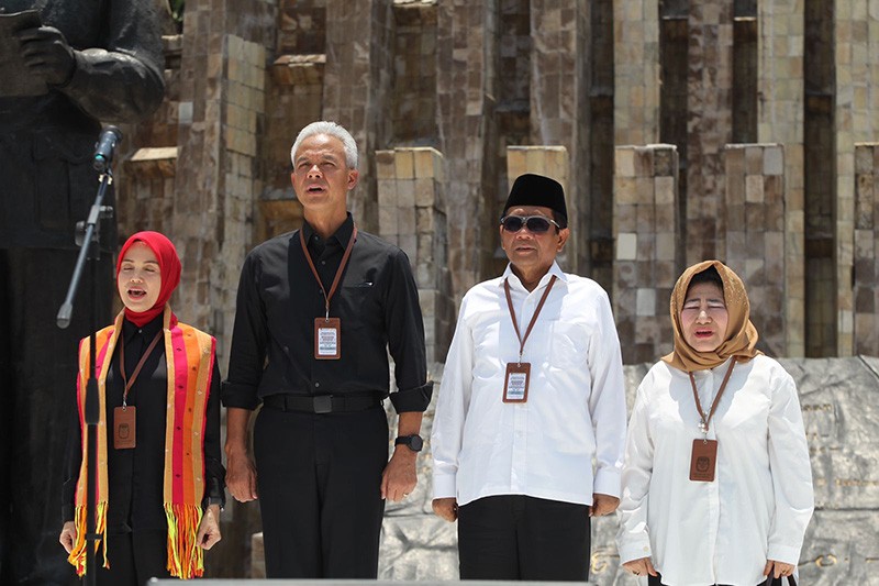 Bismillah, Ganjar Pranowo - Mahfud MD Bersiap Berangkat ke KPU - Bagian 4