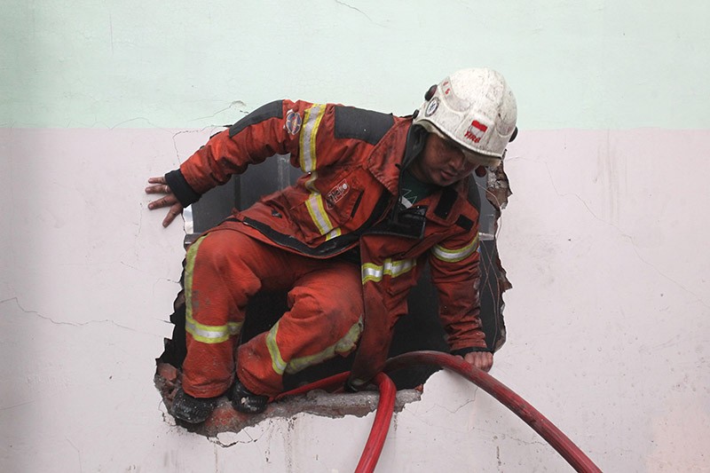 Damkar Berjibaku Padamkan Kebakaran Pabrik Lilin di Surabaya - Bagian 1