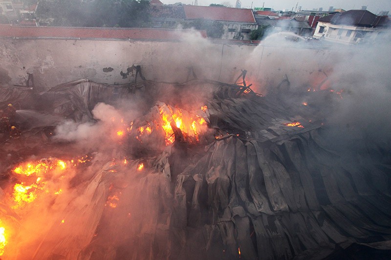 Damkar Berjibaku Padamkan Kebakaran Pabrik Lilin di Surabaya - Bagian 2