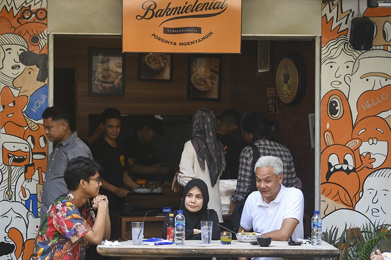 Momen Ganjar Pranowo Makan Bakmie Bareng Keluarga di Tengah Kesibukan - Bagian 1