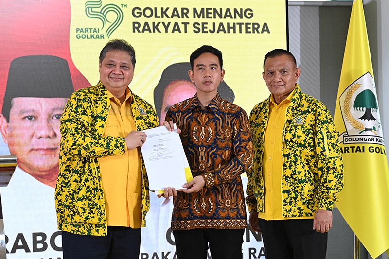 Ekspresi Gibran Terima Surat Dukungan Cawapres dari Partai Golkar - Bagian 1