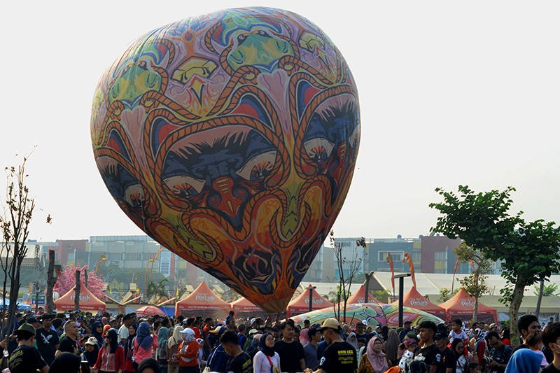 Balon Udara Didatangkan dari Wonosobo Terbang di Langit Bekasi - Bagian 2