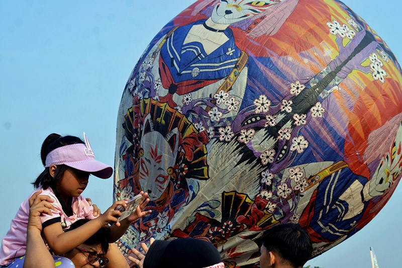 Balon Udara Didatangkan dari Wonosobo Terbang di Langit Bekasi - Bagian 3