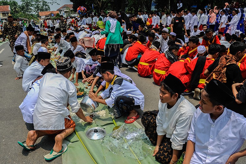 10 Ribu Santri Makan Nasi Liwet Barang dengan Alas Daun Pisang - Bagian 1
