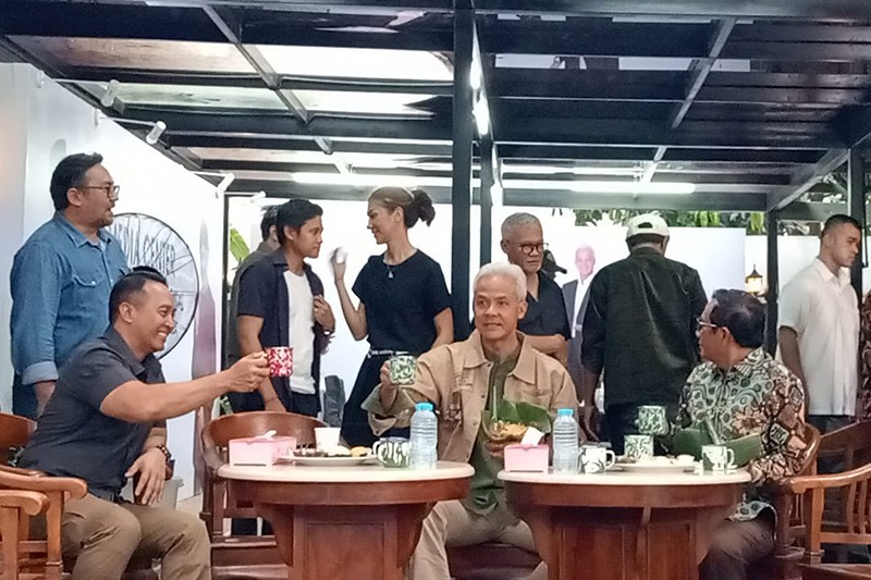 Ganjar-Mahfud Santai Minum Jamu Tradisional usai Cek Kesehatan - Bagian 2