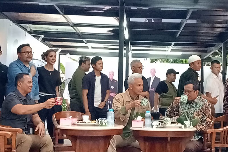 Ganjar-Mahfud Santai Minum Jamu Tradisional usai Cek Kesehatan - Bagian 1