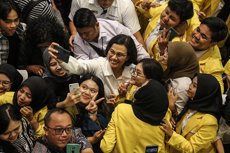Mahasiswa Undip Semarang Berebut Selfie bersama Menkeu Sri Mulyani - Bagian 1