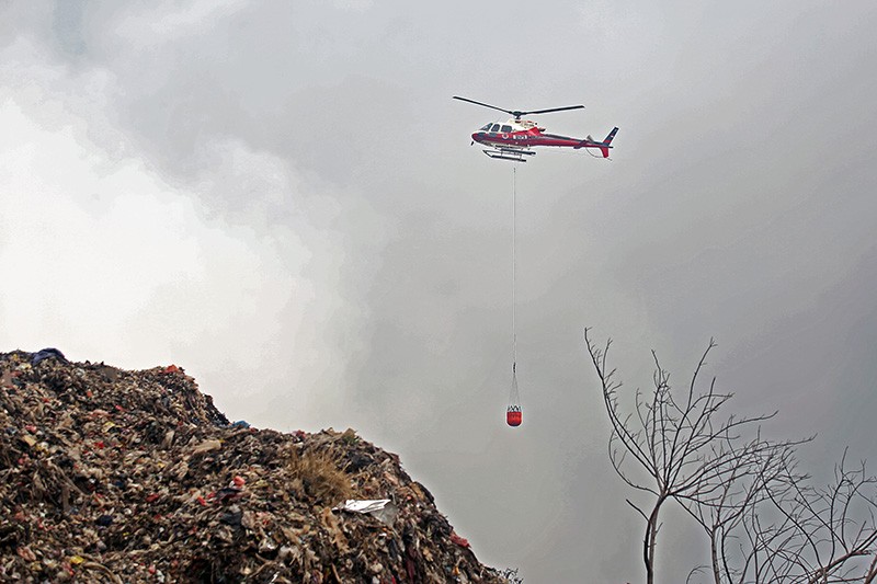 Helikopter Water Bombing Bantu Padamkan Kebakaran TPA Rawa Kucing - Bagian 1
