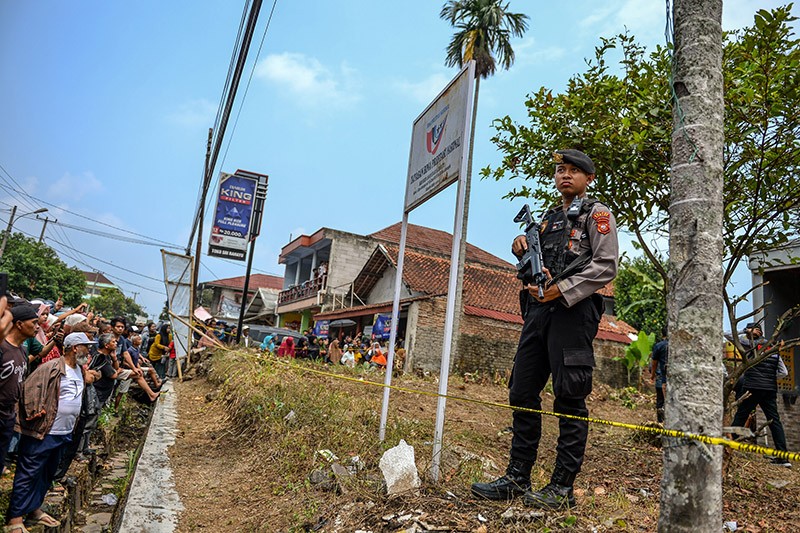 Olah TKP Pembunuhan Ibu dan Anak di Subang Ditonton Ratusan Warga - Bagian 2