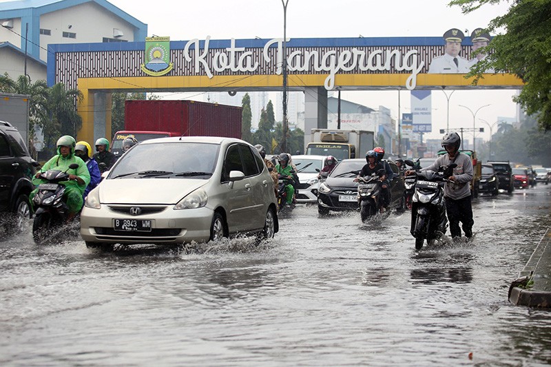 Diguyur Hujan, Jalanan Kota Tangerang Tergenang Air - Bagian 1