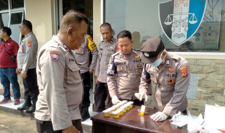Jelang Pemilu 2024, Puluhan Anggota Polisi di Indramayu Dites Urine