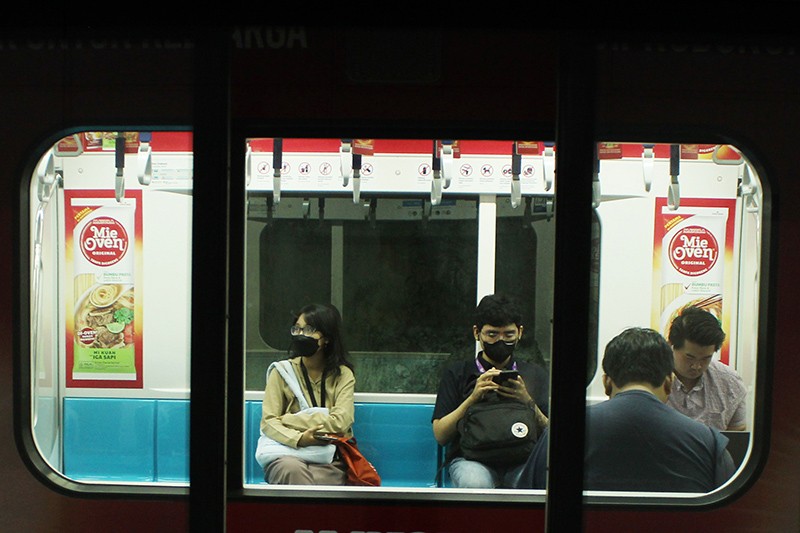 Penumpang MRT Jakarta Tembus 100 Ribu per Hari - Bagian 1