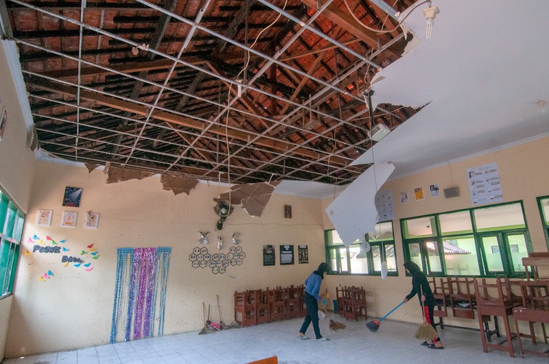 Atap Sekolah Ambruk Diterjang Angin Kencang di Klaten - Bagian 1