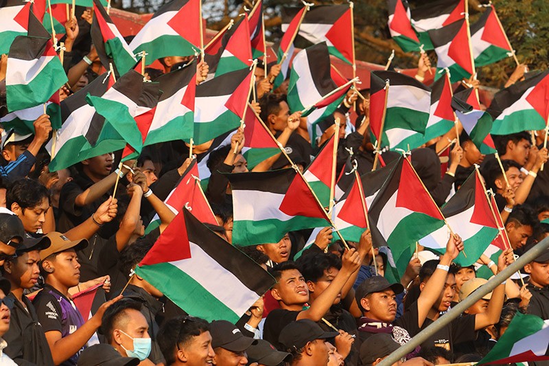 Suporter Kibarkan Bendera Palestina saat Laga Persik Kediri vs Persebaya Surabaya  - Bagian 1