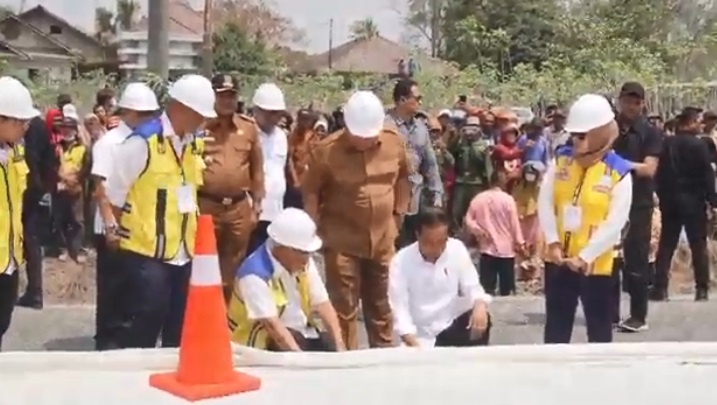 Jokowi Tinjau Perbaikan Jalan Rusak di Lampung, Langsung Cek Kualitas Cor-coran