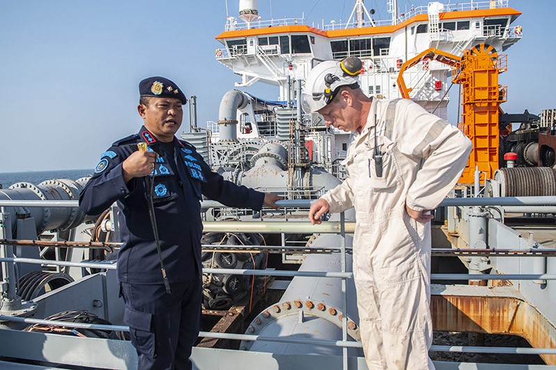 Penampakan Kapal Berbendera Belanda Keruk Pasir Laut Jakarta Tanpa Izin - Bagian 4