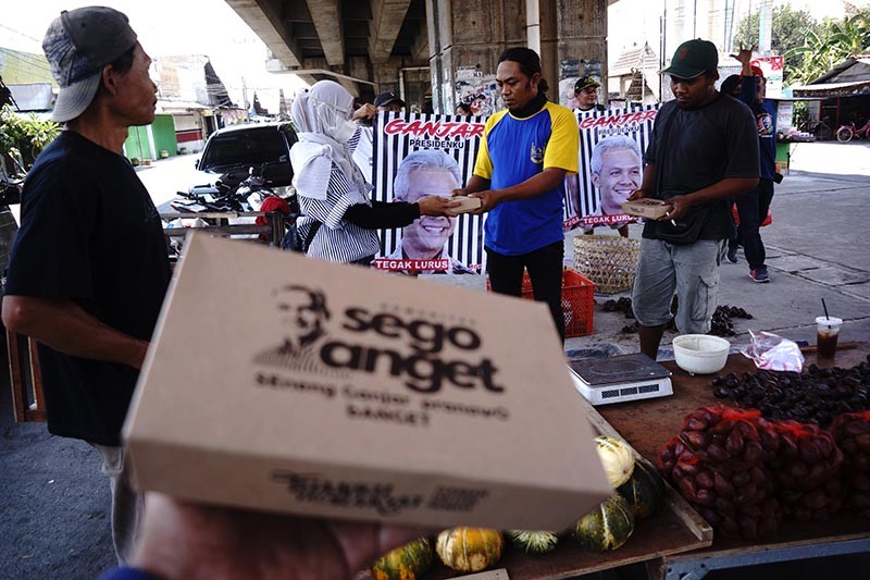 Aksi Sosial Relawan Ganjar Bagi-Bagi Nasi Kotak untuk Tukang Becak dan Pedagang - Bagian 1
