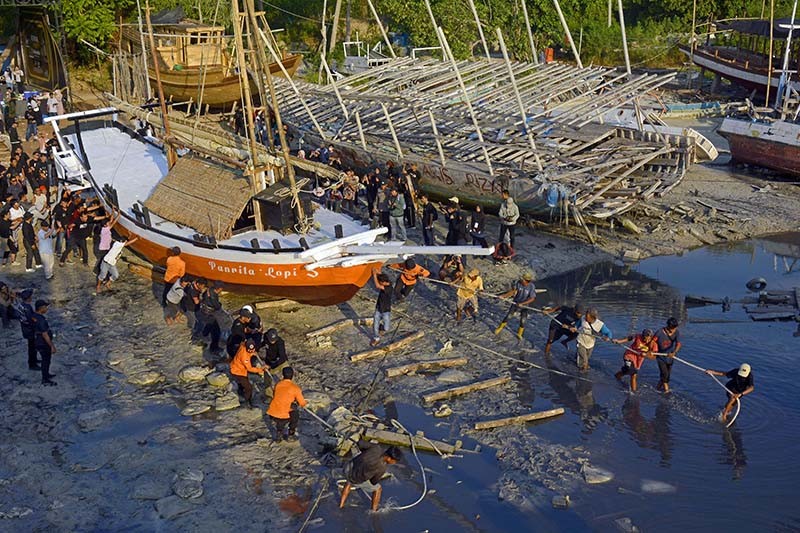 Tradisi Annyorong Lopi, Masyarakat Bulukamba Dorong Perahu dari Darat ke Laut - Bagian 1