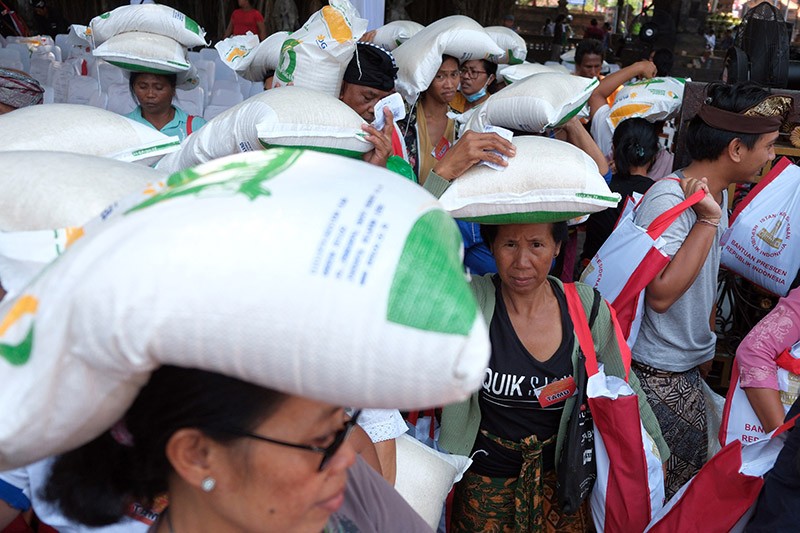 Potret Warga Gianyar Dapat Bantuan 10 Kg Beras dan Sembako - Bagian 2