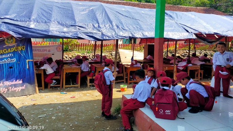 Siswa SDN Bantargebang Sukabumi Belajar di Tenda Darurat, Disdik: Program Prioritas 