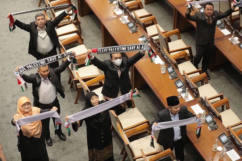 Ketika Para Anggota DPR Ramai-Ramai Pakai Syal Palestina - Bagian 2