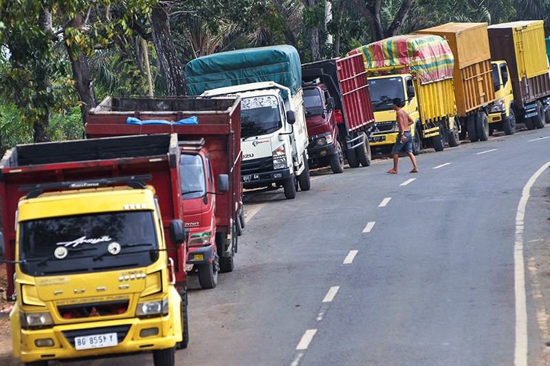 Antrean Panjang Truk Isi BBM Solar Subsidi di Bengkulu - Bagian 2