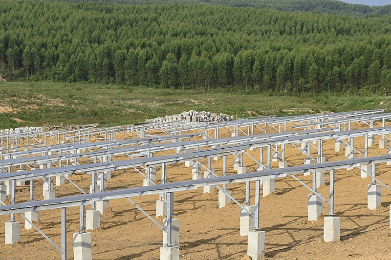 Presiden Jokowi Cek PLTS Penyuplai Energi untuk IKN - Bagian 2
